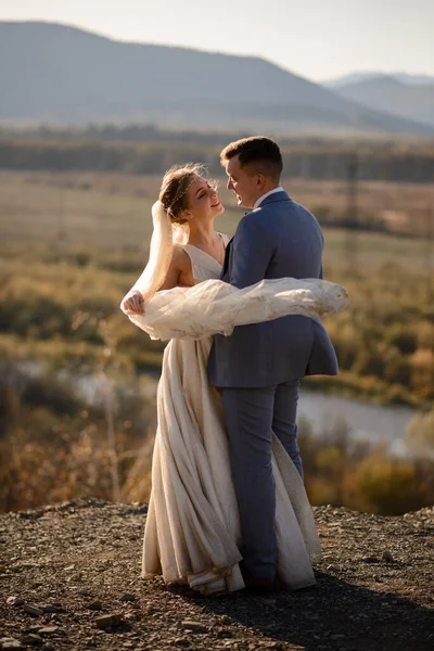 Sessão Fotos Casamento Noiva Noivo Nas Montanhas Fotografias Pôr Sol — Fotografia de Stock