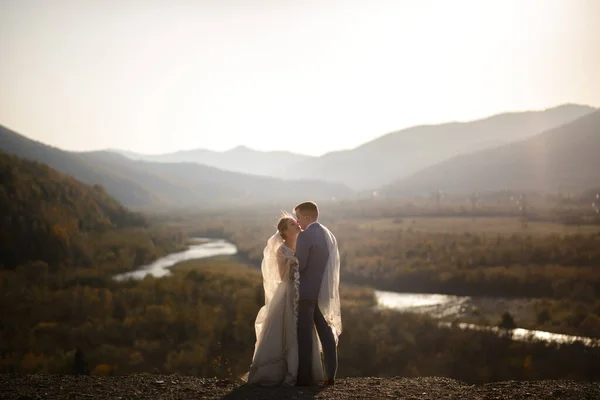 Svatební Focení Nevěsty Ženicha Horách Fotozáznam Při Západu Slunce — Stock fotografie
