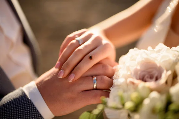 Coccinella Sedeva Sulla Mano Della Sposa Primo Piano — Foto Stock