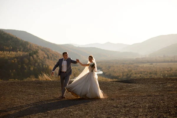 Wedding Photo Session Bride Groom Mountains Photoshoot Sunset — Stock Photo, Image