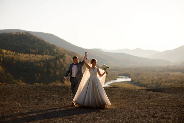 新郎新娘在山上的婚纱照会 日落时拍照 — 图库照片