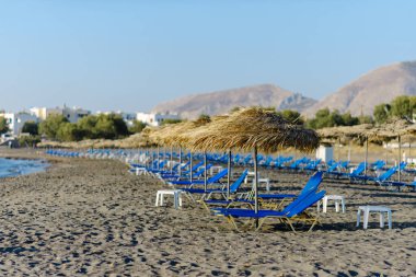 Perissa plajında boş sandalyeler. Santorini.
