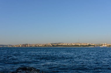 Türkiye 'nin sol kıyısının Boğaz' dan görünüşü. Türkiye, İstanbul 08 / 23 / 2019