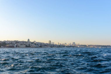 Türkiye 'nin sol kıyısının Boğaz' dan görünüşü. Türkiye, İstanbul 08 / 23 / 2019