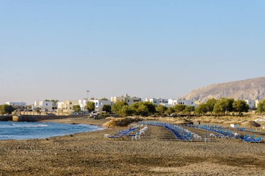 Perissa plajında boş sandalyeler. Santorini.