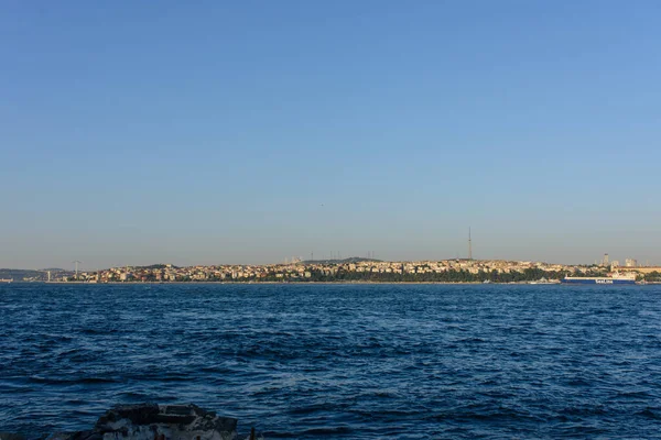 Türkiye 'nin sol kıyısının Boğaz' dan görünüşü. Türkiye, İstanbul 08 / 23 / 2019