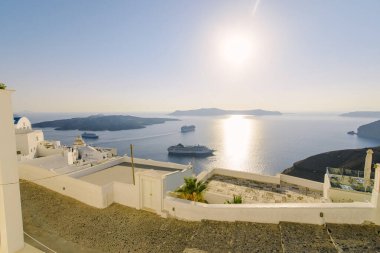 Yunanistan 'ın Santorini adasındaki Thira kenti yakınlarındaki limanda seyir gemileri. 07 / 15 / 2019