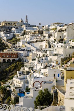 Yunanistan 'ın Santorini adasındaki Thira kentinin mimarisi. 07 / 15 / 2019