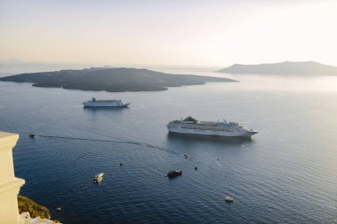 Yunanistan 'ın Santorini adasındaki Thira kenti yakınlarındaki limanda seyir gemileri. 07 / 15 / 2019