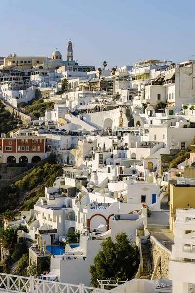 Yunanistan 'ın Santorini adasındaki Thira kentinin mimarisi. 07 / 15 / 2019