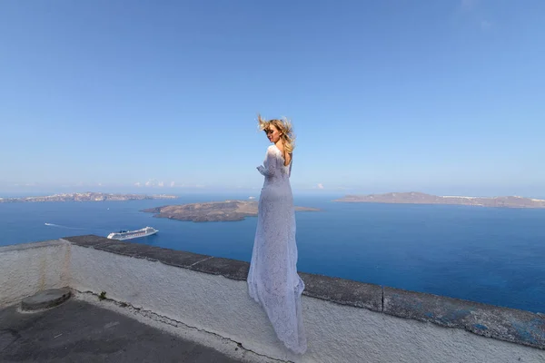 Schöne Braut Einem Weißen Kleid Posiert Vor Dem Hintergrund Des — Stockfoto