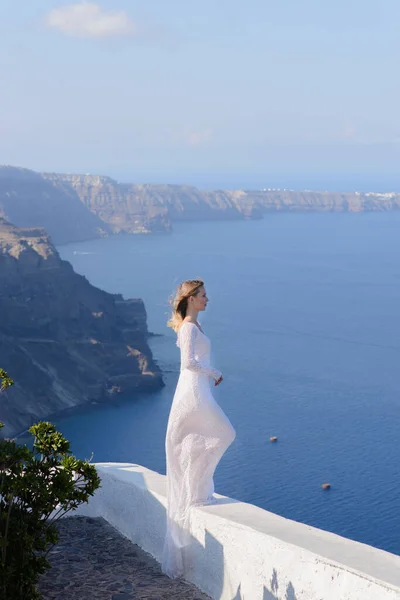 Bela Noiva Vestido Branco Posando Contra Fundo Mar Mediterrâneo Thira — Fotografia de Stock