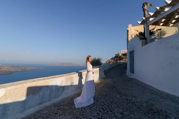 Bela Noiva Vestido Branco Posando Contra Fundo Mar Mediterrâneo Thira — Fotografia de Stock