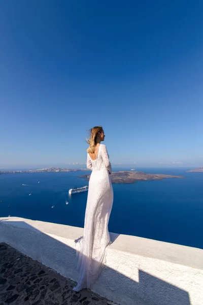 Bela Noiva Vestido Branco Posando Contra Fundo Mar Mediterrâneo Thira — Fotografia de Stock