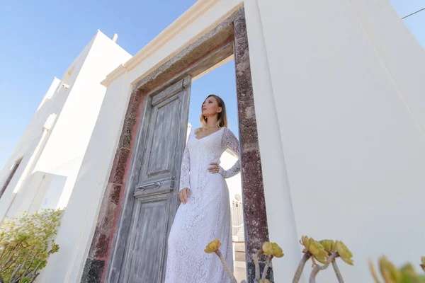 Ritratto Una Bella Sposa Vestita Bianco Cancello — Foto Stock