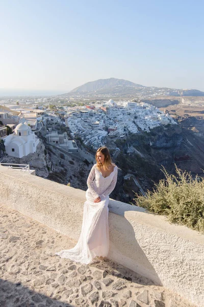 Hermosa Novia Vestido Blanco Posando Sobre Telón Fondo Ciudad Thira — Foto de Stock
