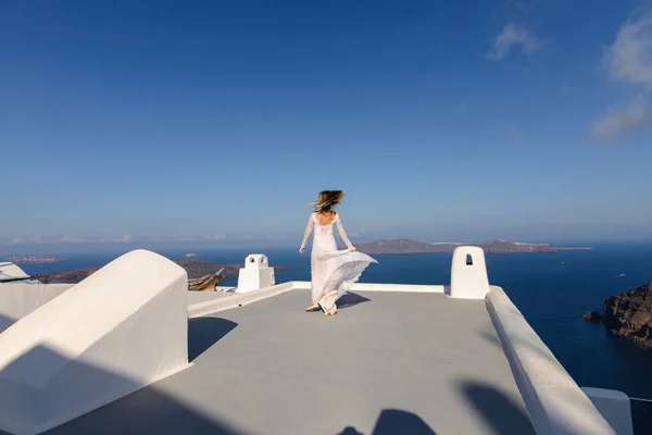 Belle Mariée Dans Une Robe Blanche Posant Sur Toit Maison — Photo