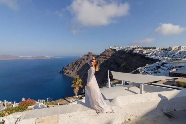Hermosa Novia Vestido Blanco Posando Sobre Fondo Del Mar Mediterráneo —  Fotos de Stock