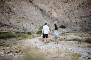 Genç çift dağlarda yürüyor.