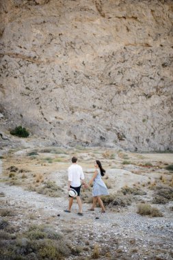 Genç çift dağlarda yürüyor.