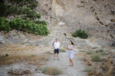 Genç çift dağlarda yürüyor.