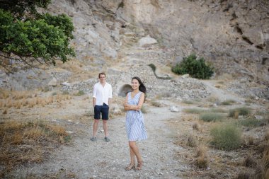 Genç çift dağlarda yürüyor.