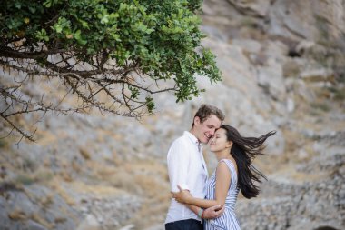 Genç çift dağlarda yürüyor.