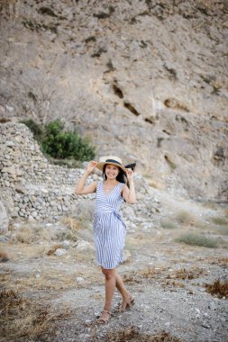 Genç çift dağlarda yürüyor.