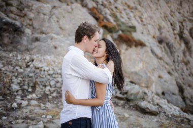 Genç çift dağlarda yürüyor.