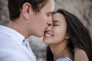 Genç çift dağlarda yürüyor.