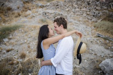 Genç çift dağlarda yürüyor.