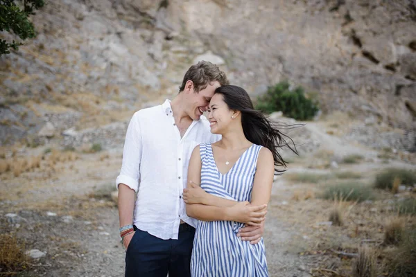 Jeune Couple Marchant Dans Les Montagnes — Photo