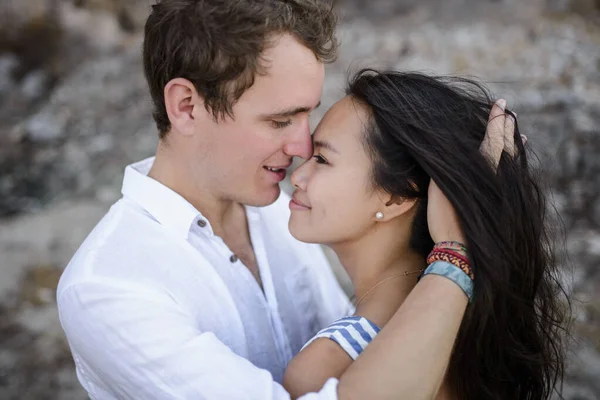 Jeune Couple Marchant Dans Les Montagnes — Photo