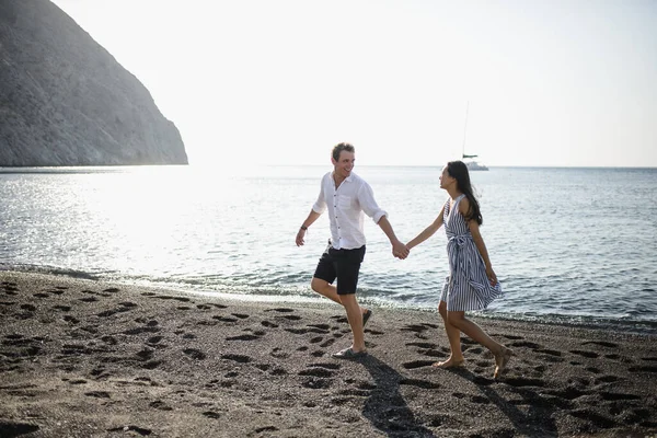 Jovem Casal Caminhando Fundo Mar Ilha Santorini — Fotografia de Stock