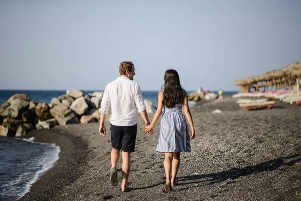 Jovem Casal Caminhando Fundo Mar Ilha Santorini — Fotografia de Stock