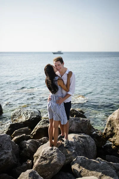 Jovem Casal Caminhando Fundo Mar Ilha Santorini — Fotografia de Stock