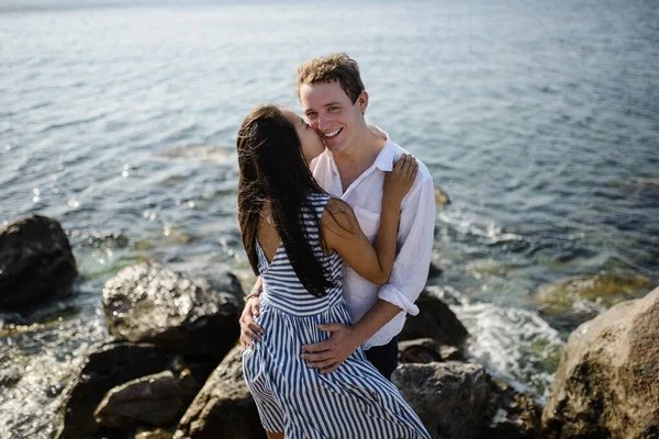 Pareja Joven Caminando Sobre Fondo Del Mar Isla Santorini —  Fotos de Stock