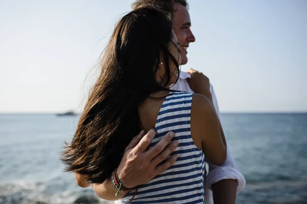 Jovem Casal Caminhando Fundo Mar Ilha Santorini — Fotografia de Stock