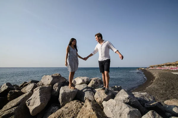 Jovem Casal Caminhando Fundo Mar Ilha Santorini — Fotografia de Stock