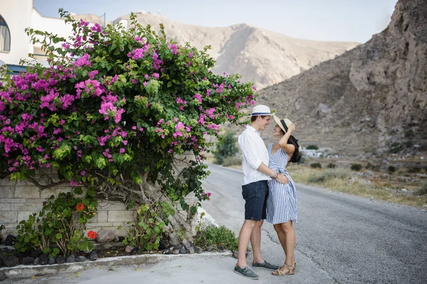 Jovem Casal Andando Fundo Grande Arbusto — Fotografia de Stock