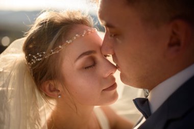 Gelin ve damadın yakın plan portresi öpücükten hemen önce..