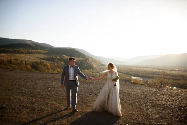 Sessão Fotos Casamento Noiva Noivo Nas Montanhas Fotografias Pôr Sol — Fotografia de Stock