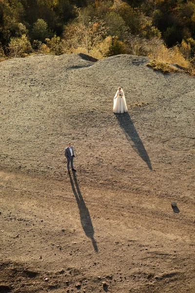 Γαμήλια Φωτογράφιση Της Νύφης Και Του Γαμπρού Στα Βουνά Φωτογράφηση — Φωτογραφία Αρχείου