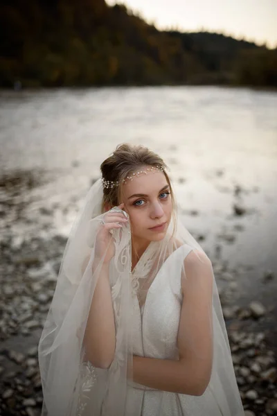 Портрет Молодой Красивой Невесты Вуалью — стоковое фото