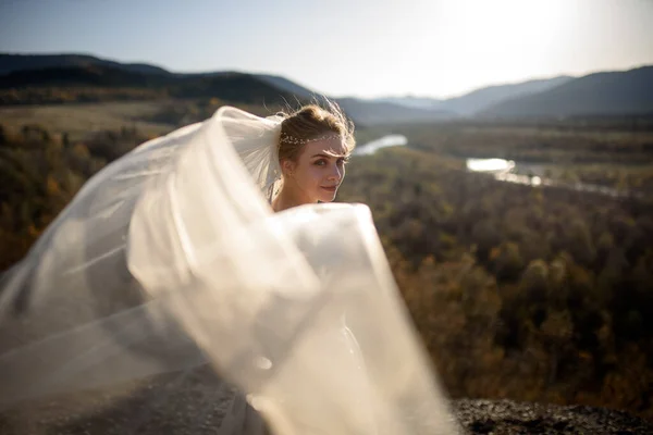 Портрет Молодой Красивой Невесты Горах Вуалью Ветер Развивает Вуаль Свадебная — стоковое фото