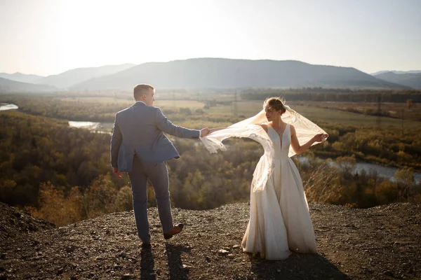 Sesi Foto Pernikahan Antara Pengantin Pria Dan Wanita Pegunungan Photoshoot — Stok Foto