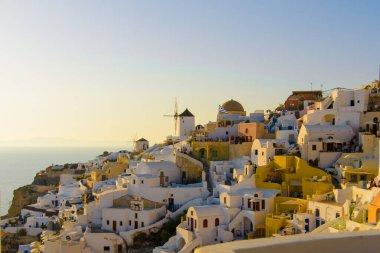 Oia, Santorini köyünde günbatımında şehrin panoraması.
