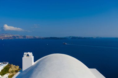 Akdeniz 'in arka planında, Santorini, Oia köyündeki otellerin çatısı..