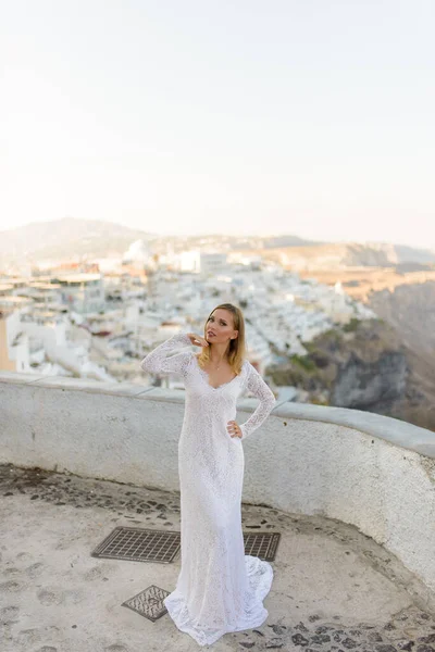 Piękna Panna Młoda Białej Sukience Pozowanie Tle Miasta Thira Santorini — Zdjęcie stockowe