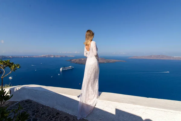 Όμορφη Νύφη Λευκό Φόρεμα Που Ποζάρει Στο Φόντο Της Μεσογείου — Φωτογραφία Αρχείου